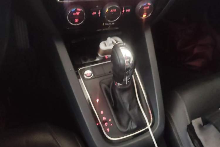 Used Volkswagen Sagitar 2017 230TSI Automatic Luxury Edition Gear Lever