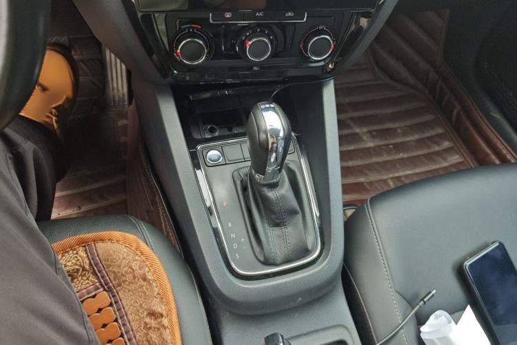 Used Volkswagen Sagitar 2017 230TSI Automatic Comfort Version Gear Lever