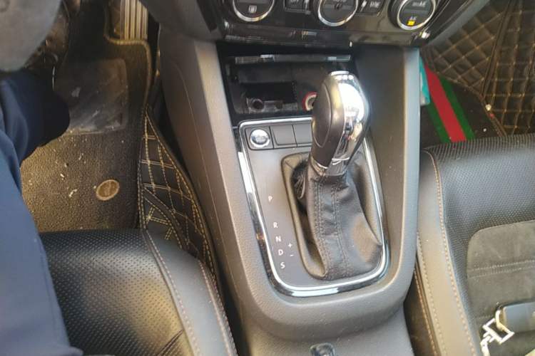 Used Volkswagen Sagitar 2017 230TSI Automatic Luxury Edition Gear Lever