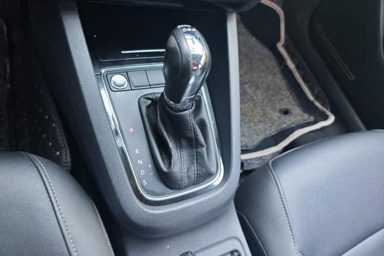 Used Volkswagen Sagitar 2017 230TSI Automatic Comfort Version Gear Lever
