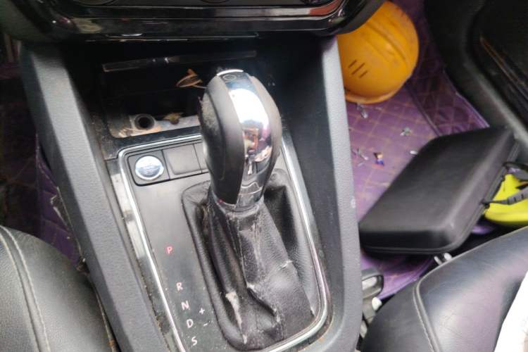 Used Volkswagen Sagitar 2017 1.6L Automatic Comfort Model Gear Lever