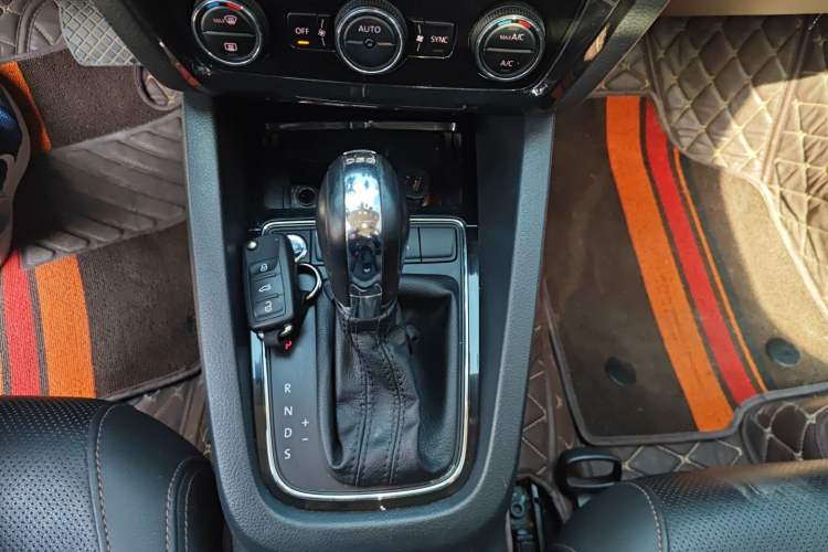 Used Volkswagen Sagitar 2017 230TSI Automatic Luxury Edition Gear Lever