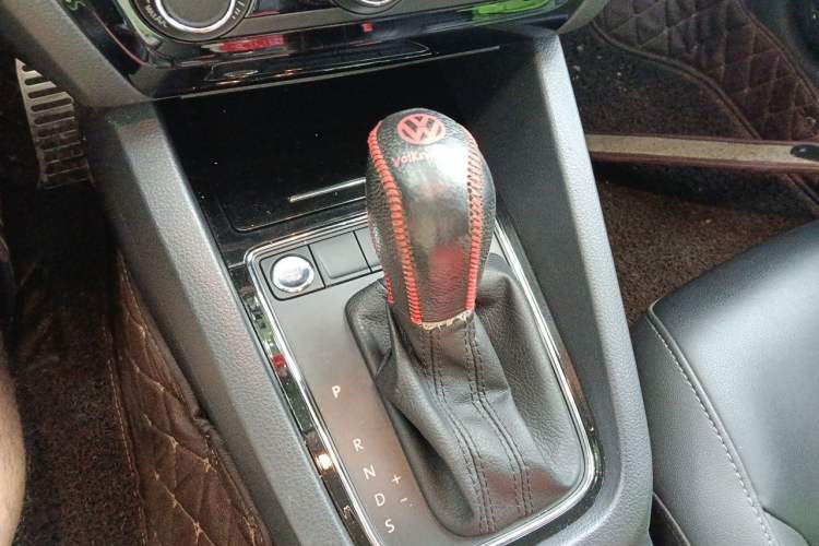 Used Volkswagen Sagitar 2017 230TSI Automatic Comfort Version Gear Lever