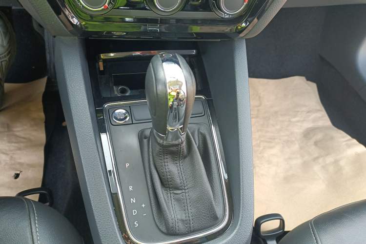 Used Volkswagen Sagitar 2017 1.6L Automatic Comfort Model Gear Lever