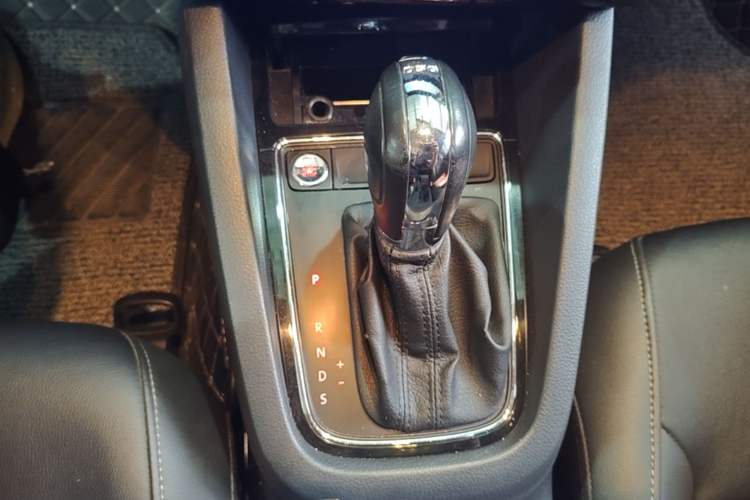 Used Volkswagen Sagitar 2017 230TSI Automatic Comfort Version Gear Lever