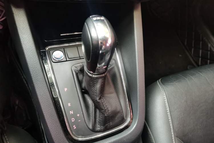 Used Volkswagen Sagitar 2017 230TSI Automatic Comfort Version Gear Lever