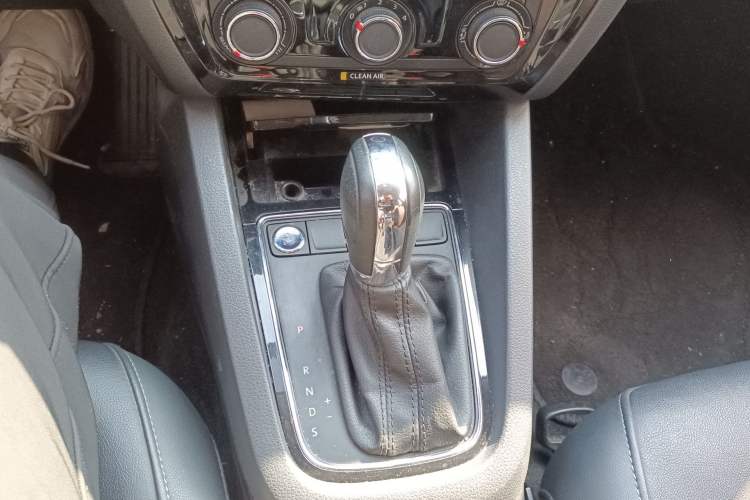 Used Volkswagen Sagitar 2017 1.6L Automatic Comfort Model Gear Lever