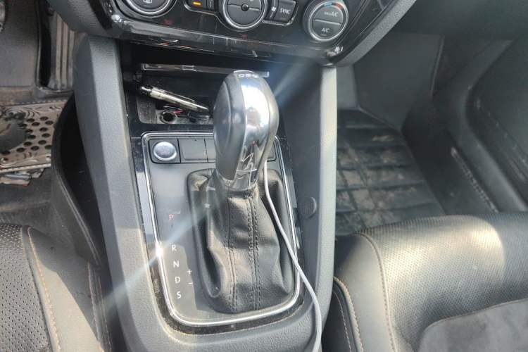 Used Volkswagen Sagitar 2017 230TSI Automatic Luxury Edition Gear Lever