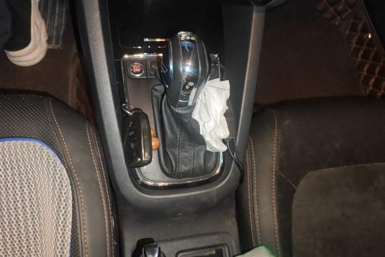 Used Volkswagen Sagitar 2017 230TSI Automatic Luxury Edition Gear Lever