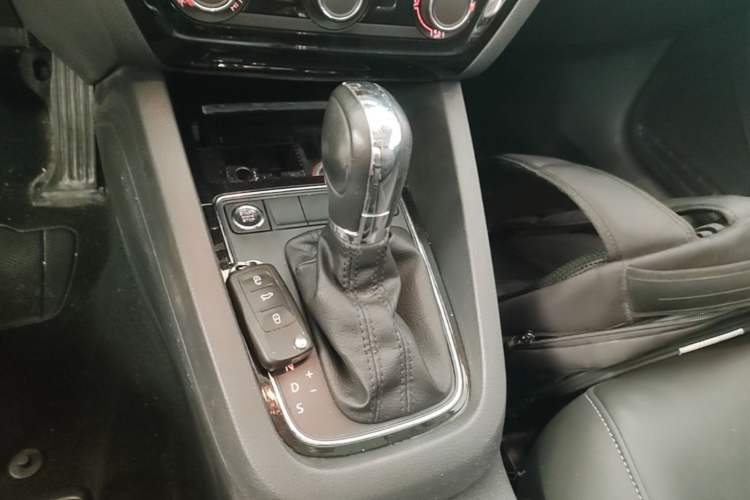 Used Volkswagen Sagitar 2017 1.6L Automatic Comfort Model Gear Lever