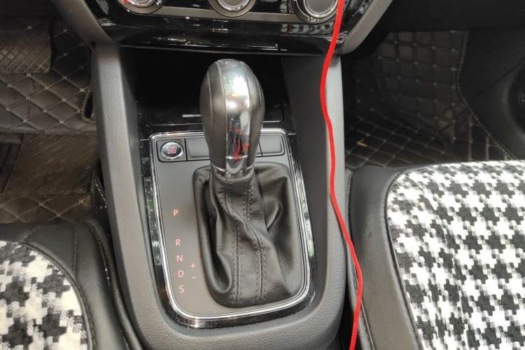 Used Volkswagen Sagitar 2017 1.6L Automatic Comfort Model Gear Lever