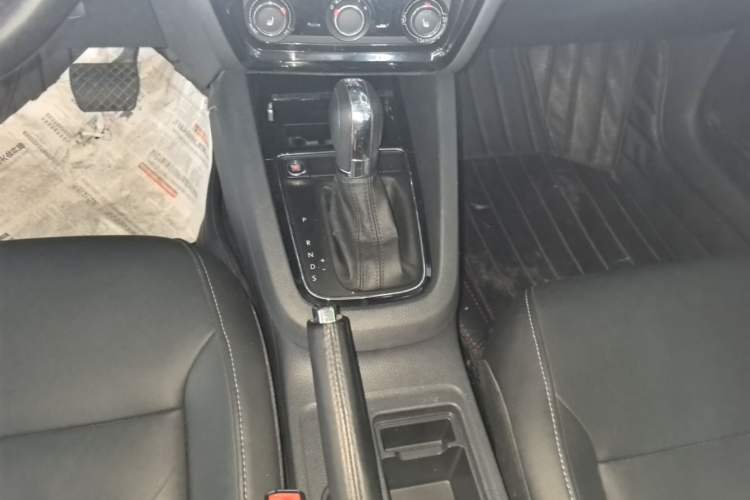 Used Volkswagen Sagitar 2017 180TSI Automatic Luxury Edition Gear Lever