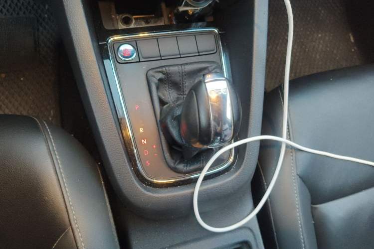 Used Volkswagen Sagitar 2017 230TSI Automatic Comfort Version Gear Lever