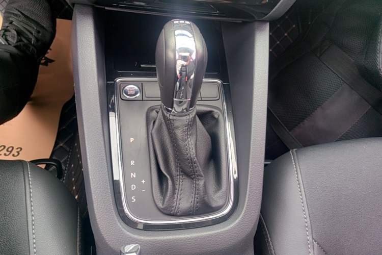 Used Volkswagen Sagitar 2017 230TSI Automatic Comfort Version Gear Lever