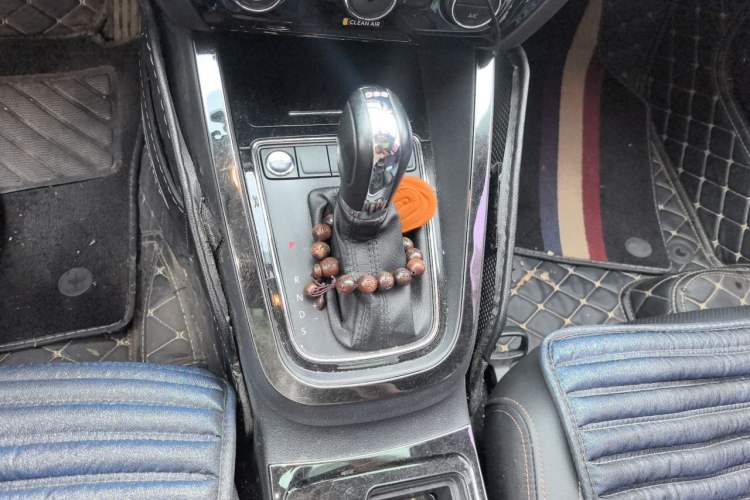 Used Volkswagen Sagitar 2017 230TSI Automatic Luxury Edition Gear Lever