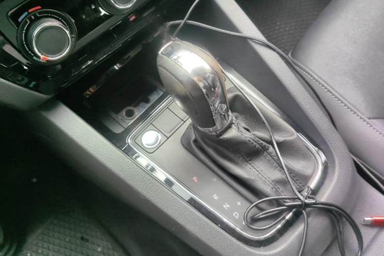 Used Volkswagen Sagitar 2017 1.6L Automatic Comfort Model Gear Lever