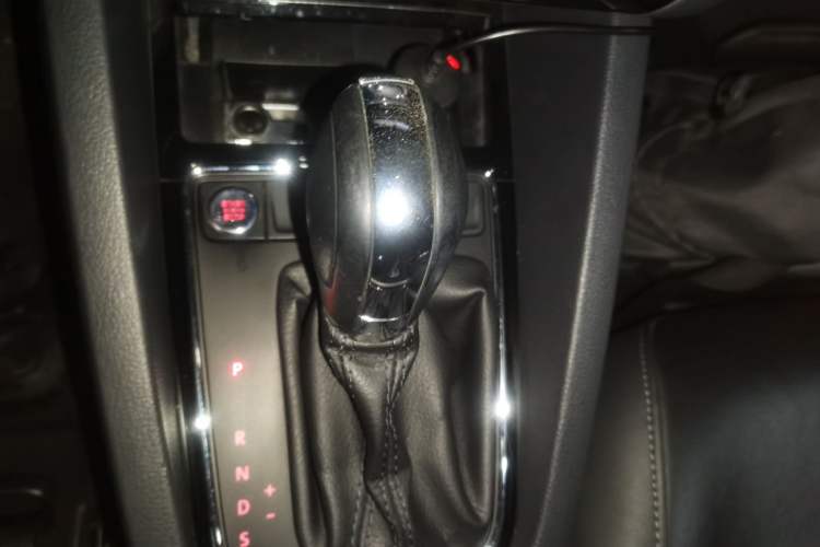 Used Volkswagen Sagitar 2017 1.6L Automatic Comfort Model Gear Lever
