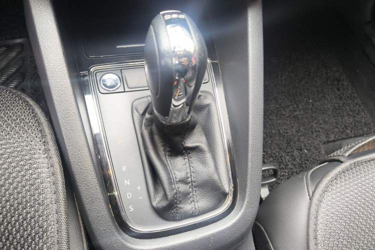 Used Volkswagen Sagitar 2017 230TSI Automatic Comfort Version Gear Lever