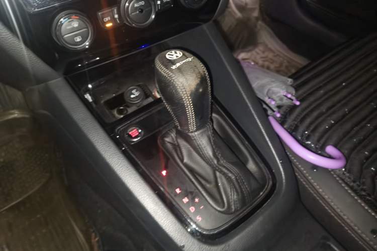 Used Volkswagen Sagitar 2017 230TSI Automatic Luxury Edition Gear Lever