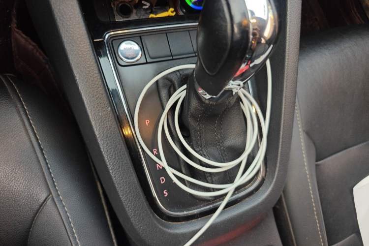 Used Volkswagen Sagitar 2017 230TSI Automatic Comfort Version Gear Lever