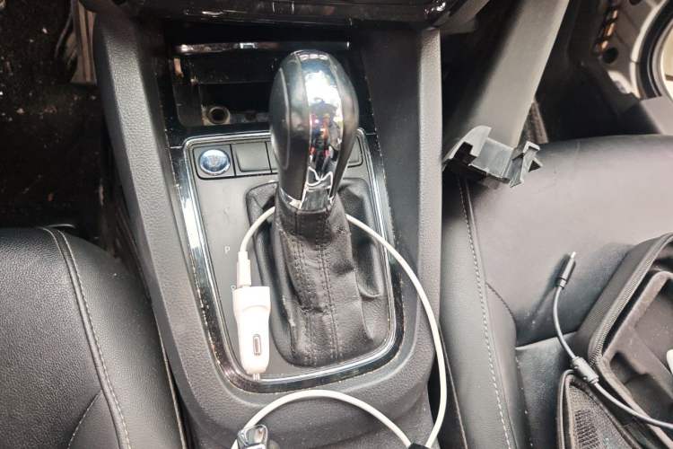 Used Volkswagen Sagitar 2017 230TSI Automatic Comfort Version Gear Lever