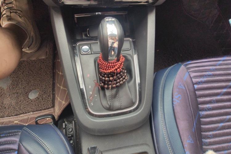 Used Volkswagen Sagitar 2017 230TSI Automatic Comfort Version Gear Lever