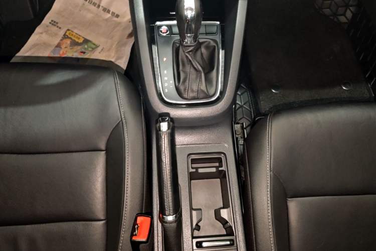 Used Volkswagen Sagitar 2017 1.6L Automatic Comfort Model Gear Lever