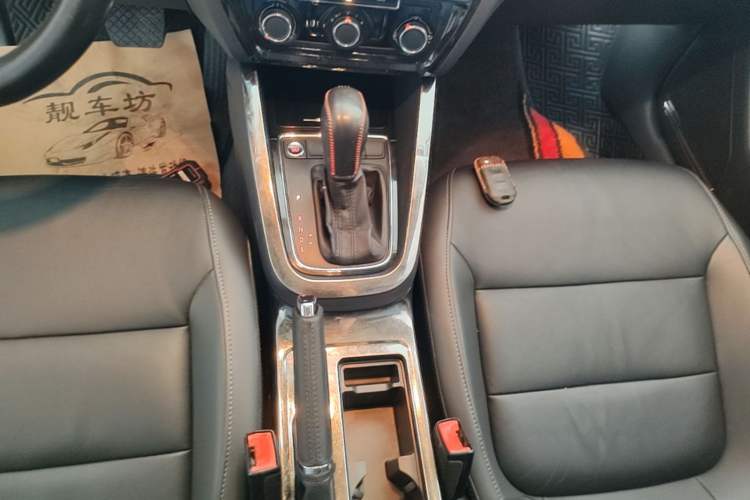 Used Volkswagen Sagitar 2017 230TSI Automatic Comfort Version Gear Lever