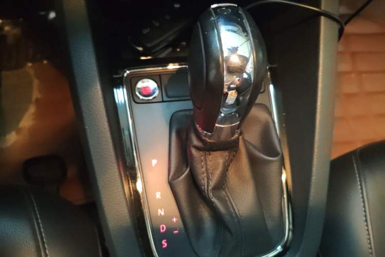 Used Volkswagen Sagitar 2017 1.6L Automatic Comfort Model Gear Lever