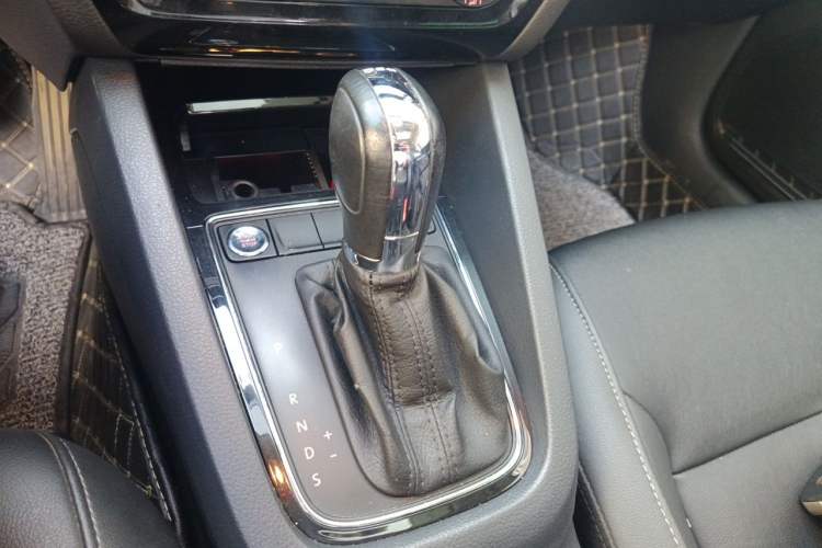 Used Volkswagen Sagitar 2017 230TSI Automatic Comfort Version Gear Lever