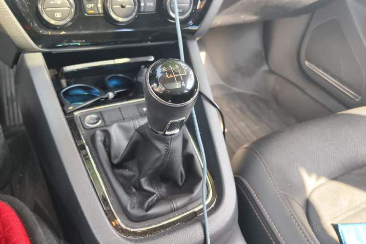 Used Volkswagen Sagitar 2017 230TSI Manual Luxury Model Gear Lever
