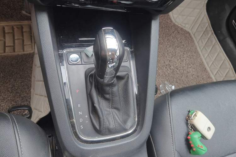 Used Volkswagen Sagitar 2017 1.6L Automatic Comfort Model Gear Lever
