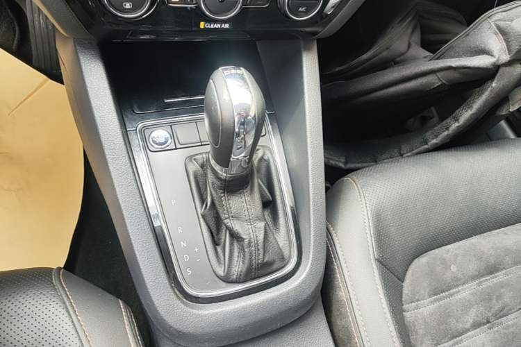 Used Volkswagen Sagitar 2017 230TSI Automatic Luxury Edition Gear Lever