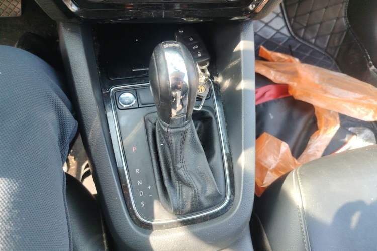 Used Volkswagen Sagitar 2017 230TSI Automatic Comfort Version Gear Lever