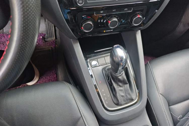 Used Volkswagen Sagitar 2017 1.6L Automatic Comfort Model Gear Lever