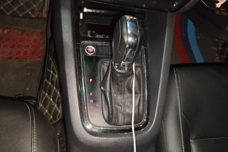Used Volkswagen Sagitar 2017 180TSI Automatic Leading Model Gear Lever