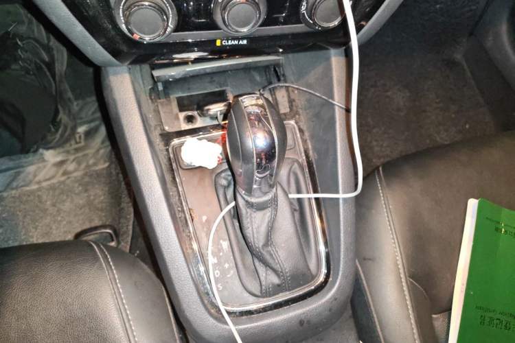 Used Volkswagen Sagitar 2017 230TSI Automatic Comfort Version Gear Lever