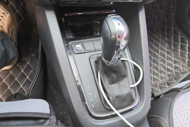 Used Volkswagen Sagitar 2017 230TSI Automatic Luxury Edition Gear Lever
