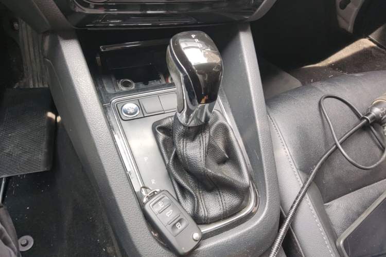 Used Volkswagen Sagitar 2017 230TSI Automatic Comfort Version Gear Lever