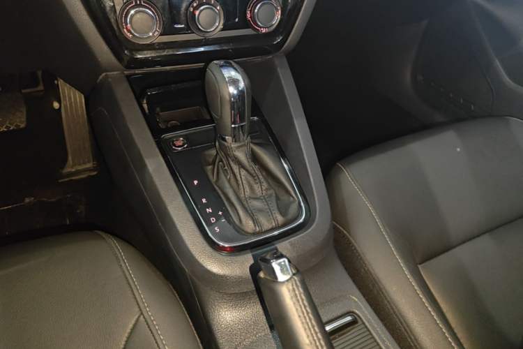 Used Volkswagen Sagitar 2017 1.6L Automatic Comfort Model Gear Lever