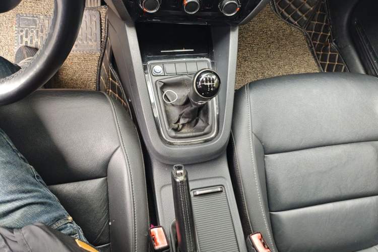 Used Volkswagen Sagitar 2017 1.6L Manual Comfort Model Gear Lever
