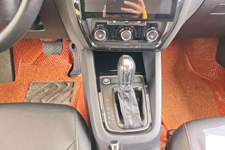 Used Volkswagen Sagitar 2017 180TSI Automatic Luxury Edition Gear Lever