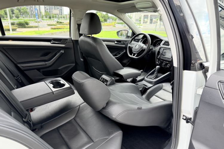 Used Volkswagen Sagitar 2017 230TSI Automatic Comfort Version Headliner