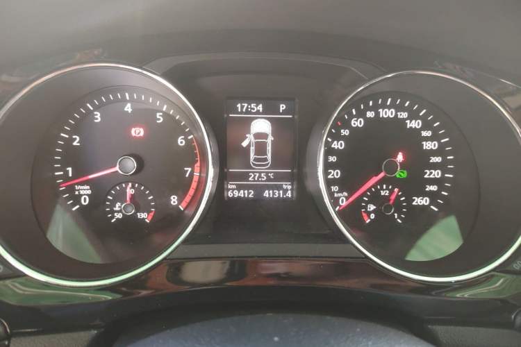 Used Volkswagen Sagitar 2017 180TSI Automatic Luxury Edition Instrument Cluster