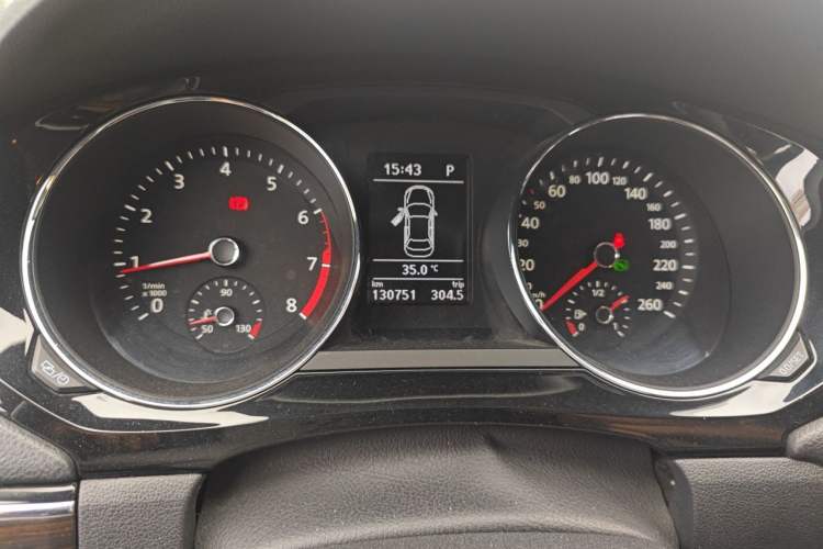 Used Volkswagen Sagitar 2017 230TSI Automatic Luxury Edition Instrument Cluster
