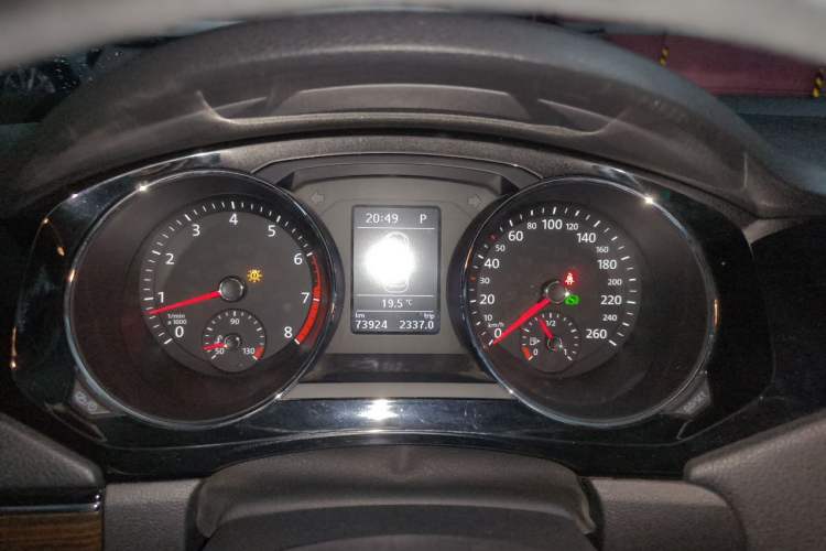 Used Volkswagen Sagitar 2017 230TSI Automatic Luxury Edition Instrument Cluster
