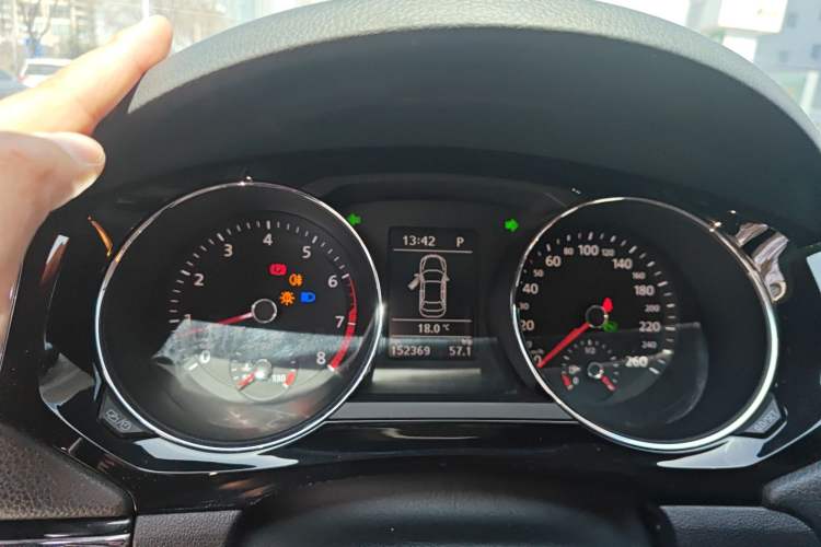 Used Volkswagen Sagitar 2017 230TSI Automatic Luxury Edition Instrument Cluster