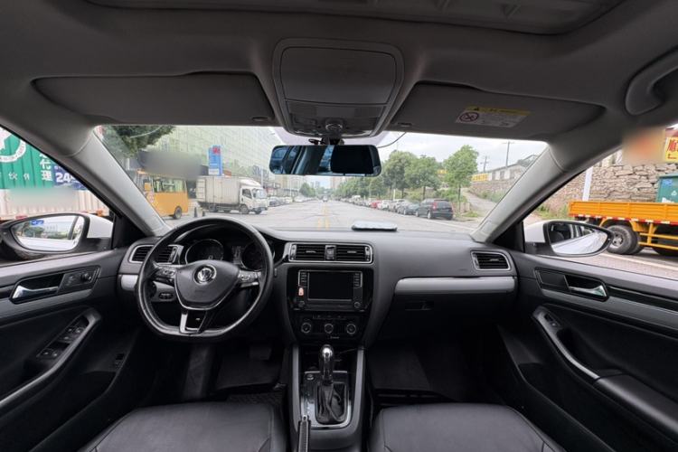 Used Volkswagen Sagitar 2017 180TSI Automatic Luxury Edition Interior 1