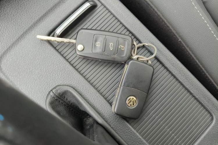 Used Volkswagen Sagitar 2017 1.6L Manual Comfort Model Interior 1