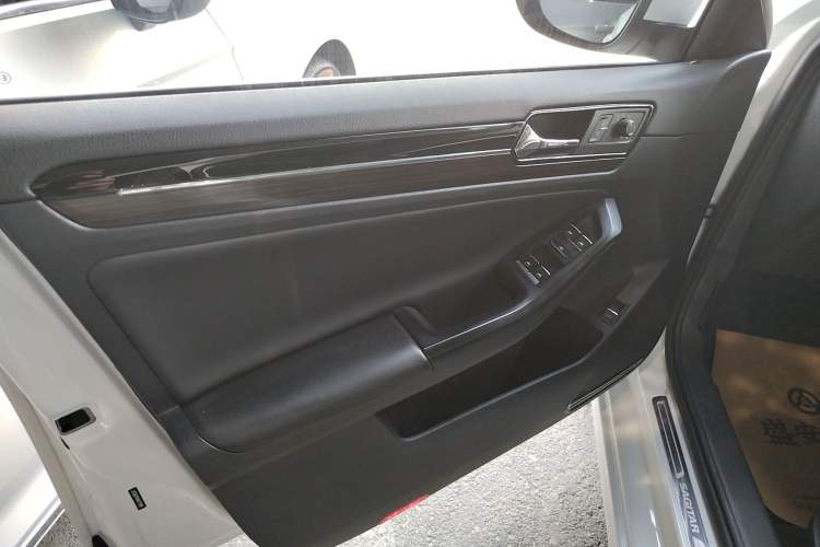 Used Volkswagen Sagitar 2017 230TSI Automatic Luxury Edition Interior 2